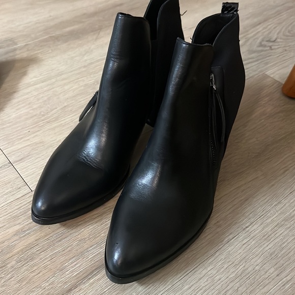 Donald J. Pliner Edye Booties 9.5M - Picture 4 of 5